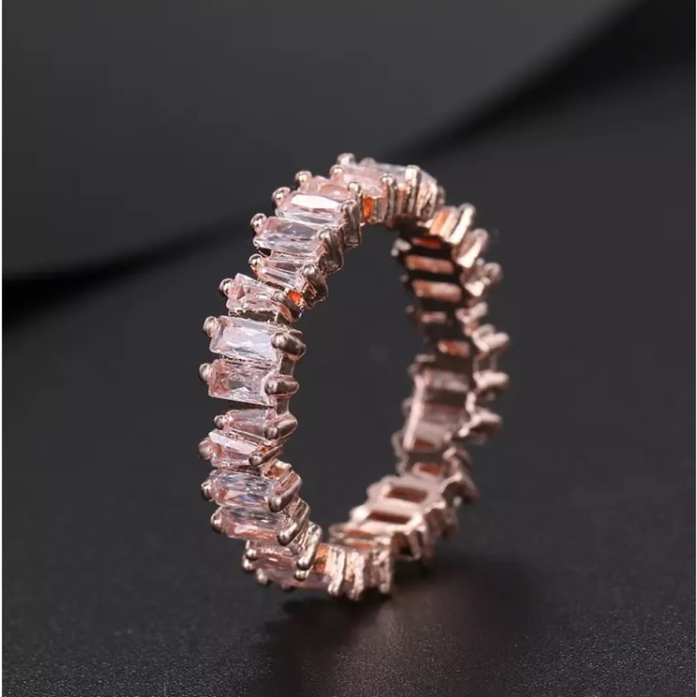 ❤️ABSOLUTELY GORGEOUS ROSE GOLD RING WITH HIGH QUALITY AUSTRIAN PAVE ZIRCONIAS❤️